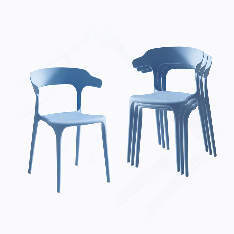 Un ensemble de 4 chaises empilées, Bleu