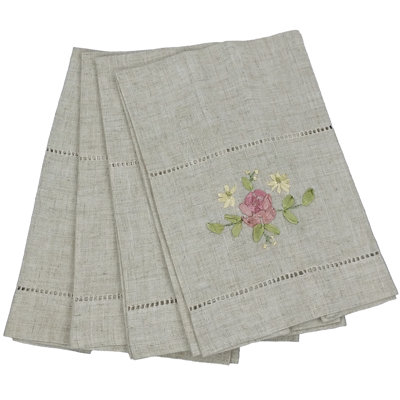 Ruban rose brodé sur lin naturel avec serviette de thé ajourée