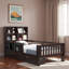 Lit plateforme avec tableau noir, tiroirs de rangement et tablettes ouvertes-722753423-722753422