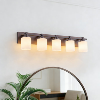 Luminaire de meuble-lavabo de salle de bain moderne à 5 lumières pour dessus de miroir, applique murale avec abat-jour en verre blanc laiteux et douilles E26, finition bronze huilé