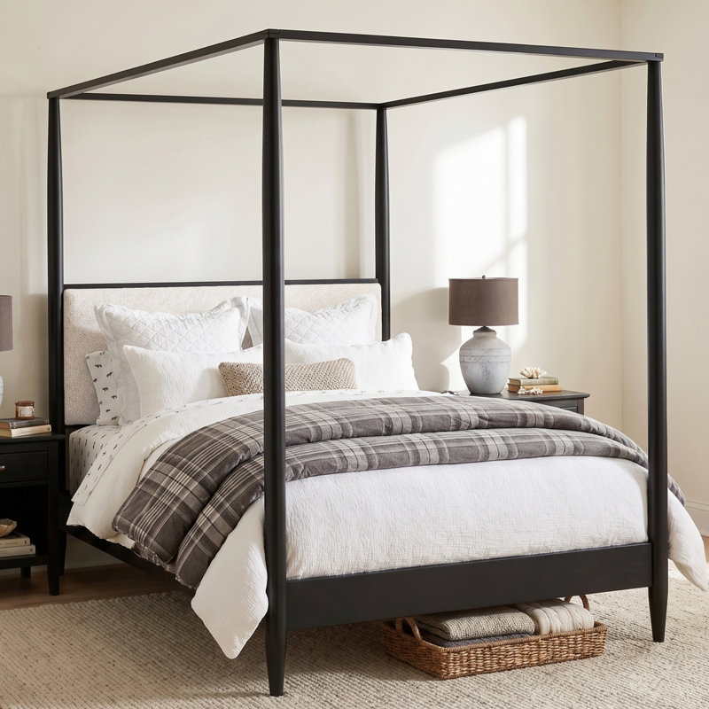 Lit plateforme à baldaquin en bois massif de style moderne Tavik avec tête de lit tapissier Boucle, Très grand lit, Black