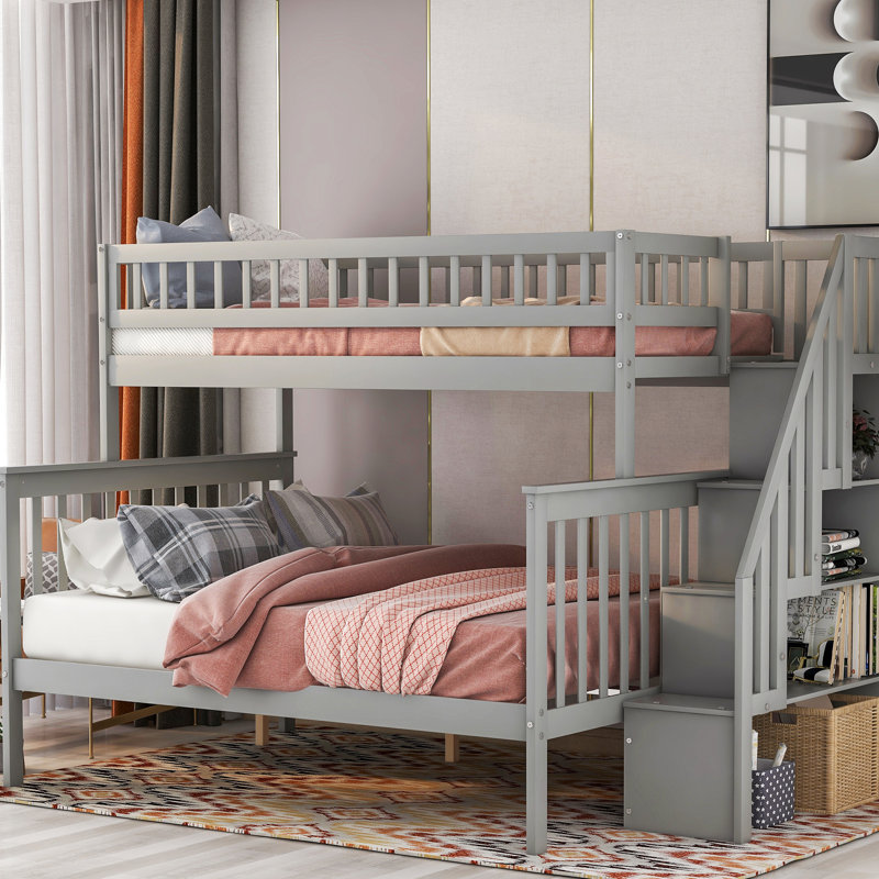 Lit superposé simple au-dessus d'un escalier double avec tablettes de rangement grises en duvet, en pin et sur les côtés, séparable