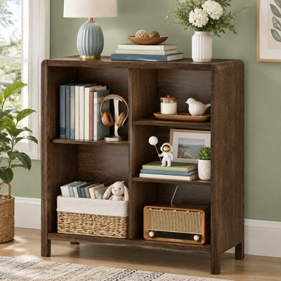 Disposez des articles à travers 5 cubes avec 3 tablettes réglables sur cette bibliothèque de ferme en bois de noyer foncé pour les salons ou les chambres compacts.