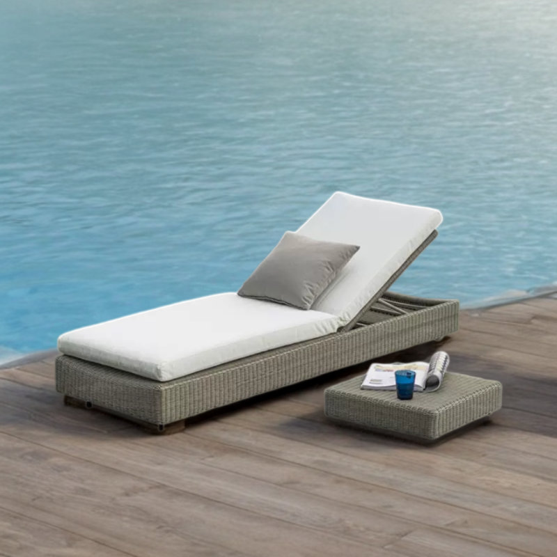 Ensemble de chaise longue d'extérieur avec table