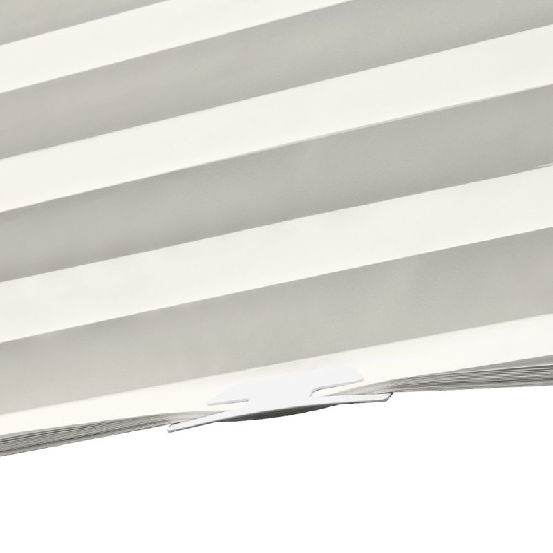 Rideau plissé blanc filtrant la lumière