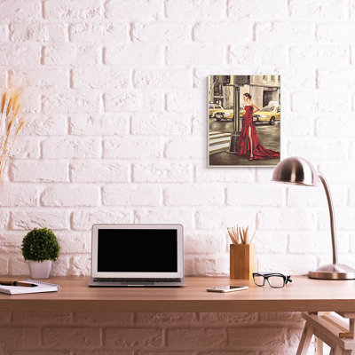 City City Crosswalk Glam Fashion Red Gown par Edoardo Reront - impression d'art graphique