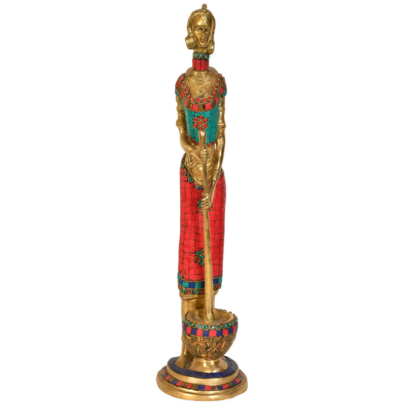 Dame tribale africaine battant du riz