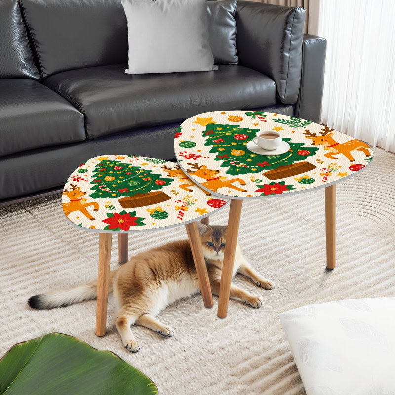 Ensemble de 2 tables basses gigognes triangulaires modernes, décorées de sapins de Noël et de rennes colorés. Table d'appoint empilable festive de style milieu de siècle, idéale pour le salon, la chambre ou un appartement.