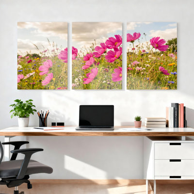 Ensemble de 3 tableaux sur toile représentant un champ de cosmos roses, idéal pour la décoration du salon, de la chambre ou de la maison.