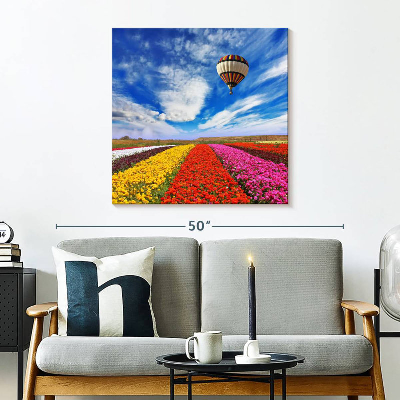 Alvord ballon au-dessus d'un champ de fleurs, H 30 po x l 30 po