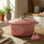 Cocotte en fonte émaillée de 5,5 pintes Overmont avec couvercle et accessoires - Batterie de cuisine rose pour la cuisson, le rôtissage et les ragoûts-120199022-120199019