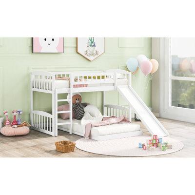Lit simple superposé au-dessus en blanc, équipé d'une glissade et réversible, structure de pin massif, peu encombrant pour les chambres à coucher, caractéristiques de style gris, 18 lattes de soutien, construction latérale blanche réglable,
