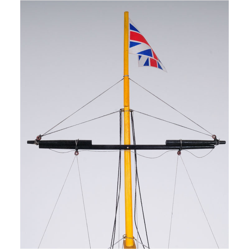 Bateau à section transversale hms