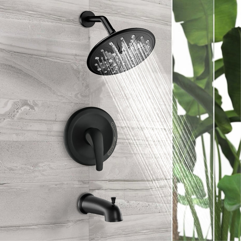 Robinet de douche noir mat avec poignée simple. Comprend une pomme de douche à effet pluie, une douche à main, un bec de baignoire et une valve. 1,8 gallons par minute. Corrosion. Fixation murale en teinte. Comprend et. GPM. 360 réglable.