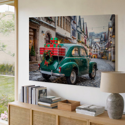 Toile, une charmante voiture verte rétro ornée d'une couronne festive