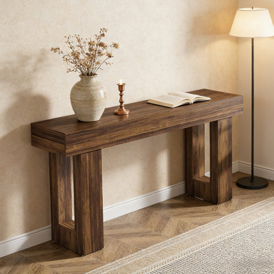 Table de canapé d'entrée en bois rustique, durable et polyvalente pour un décor champêtre et une utilisation fonctionnelle.