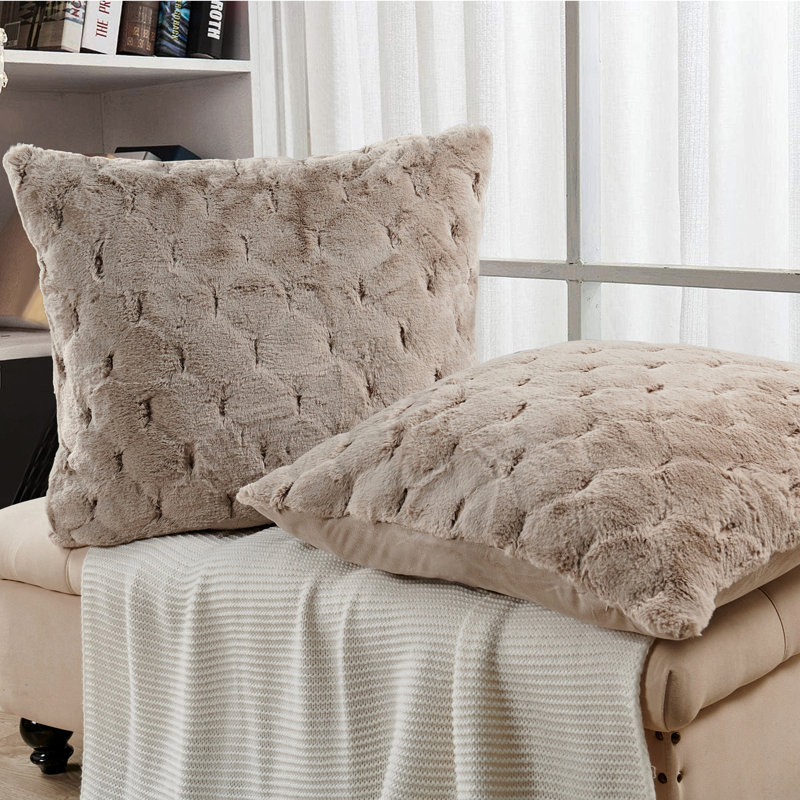 Housse de coussin jacquard en fausse fourrure, Taupe, 26 po x 26 po