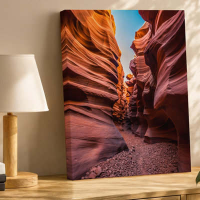 Toile, vue imprenable sur un canyon étroit avec art mural ondulé et lisse en grès rouge et orange