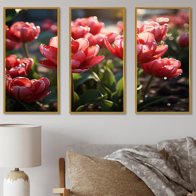 Tulipes rouges cramoisies se balançant dans un jardin ensoleillé - ensemble d'art mural tulipes