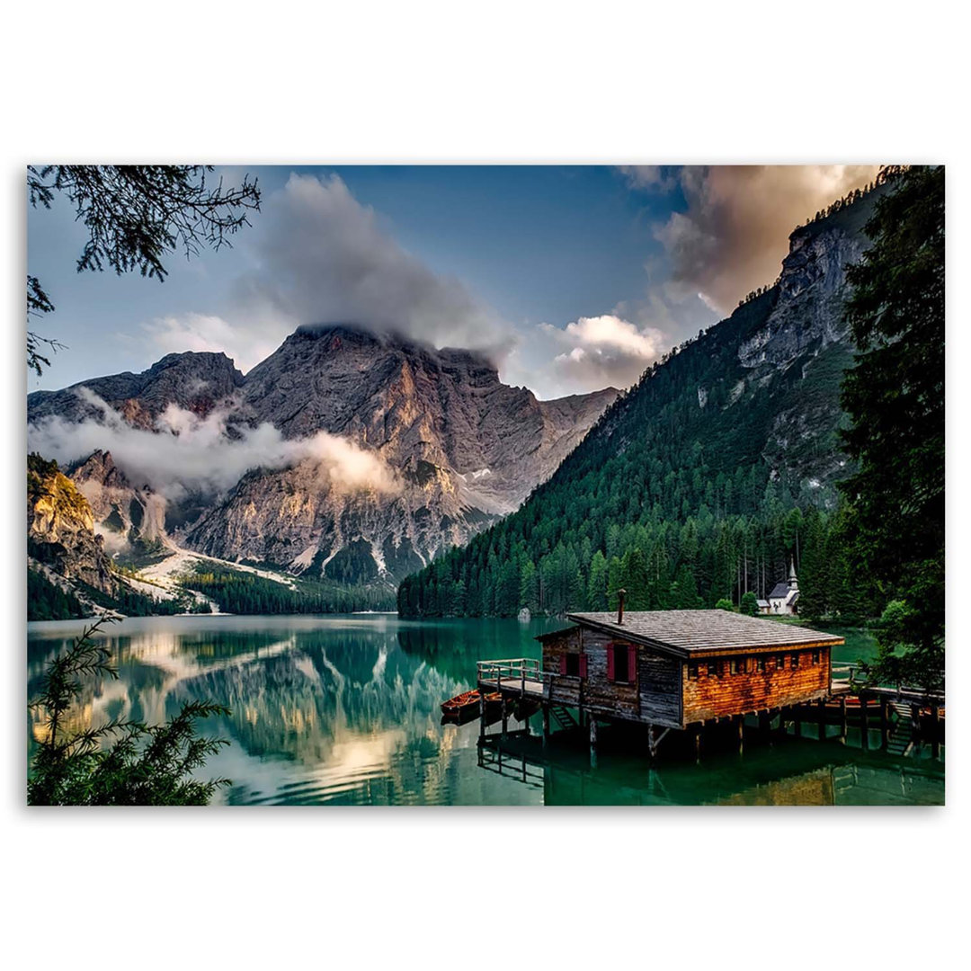 Leinwandbild Hütte an einem See in den Bergen