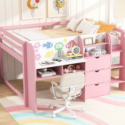 Lit mezzanine bas rose pleine grandeur avec bureau intégré, bibliothèque ouverte, armoires de rangement, caractéristiques et solution d'économie d'espace pour la chambre à coucher en rose, construit sous le rangement, tableau blanc, marqueur sécuritaire