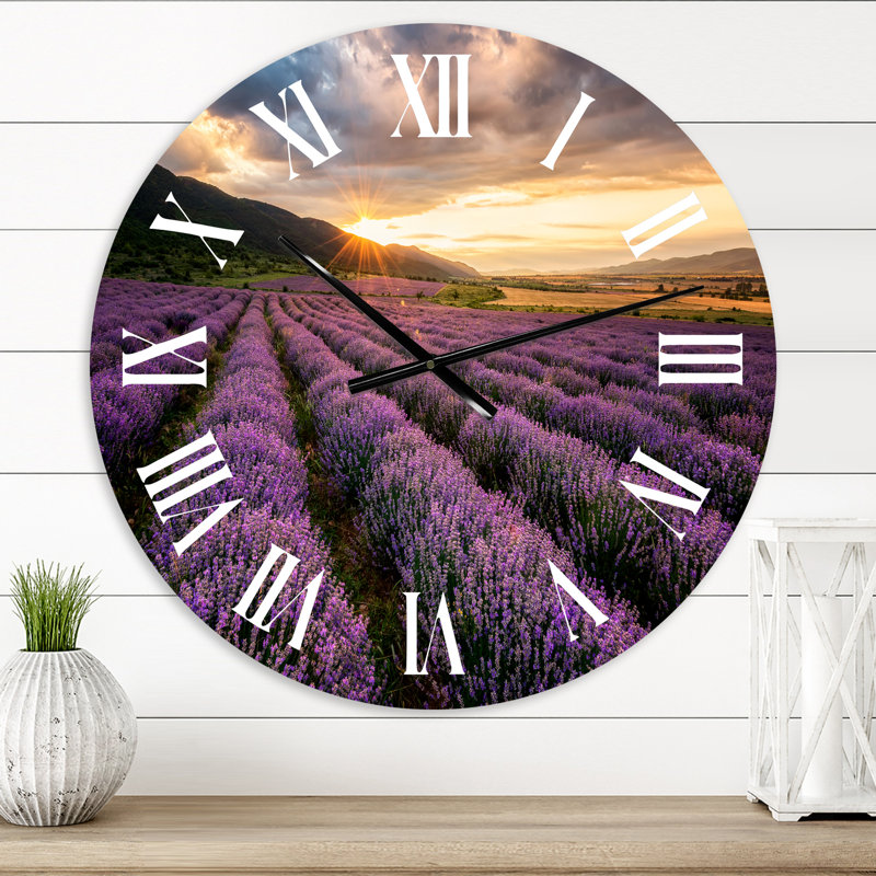 Lever de soleil et nuages dramatiques au-dessus du champ de lavande VI - Horloge murale de ferme, Moyen