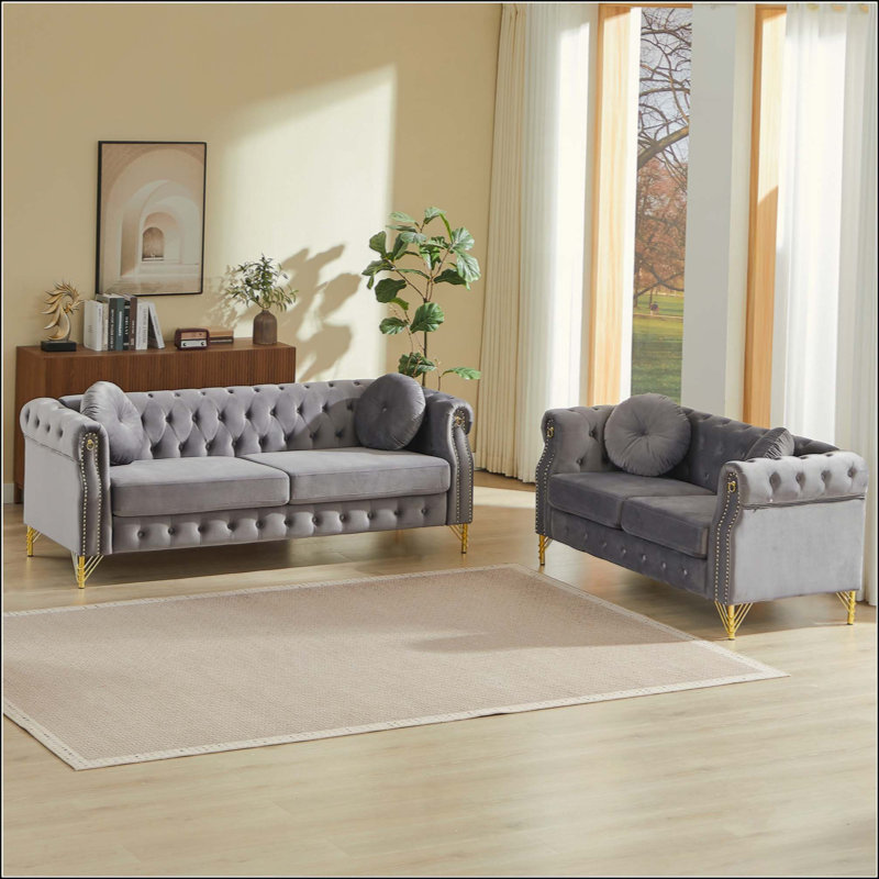 Canapé Chesterfield en velours avec deux coussins ronds, avec des clous en cuivre et des boutons capitonnés, avec des pieds en métal. La conception en boucle permet de suspendre des ornements de dessins animés.