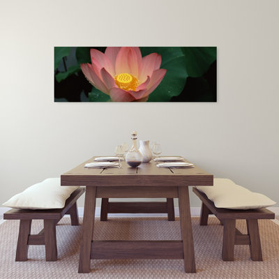 Fleur de lotus dans un étang, art contemporain de fleur de lys