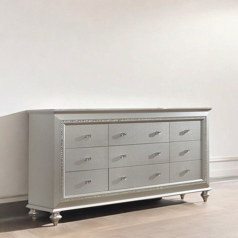 Commode à finition champagne, Champagne