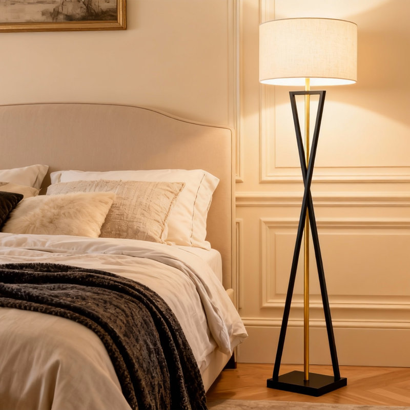 Lampe sur pied géométrique moderne, base croisée noire et dorée et abat-jour en tissu