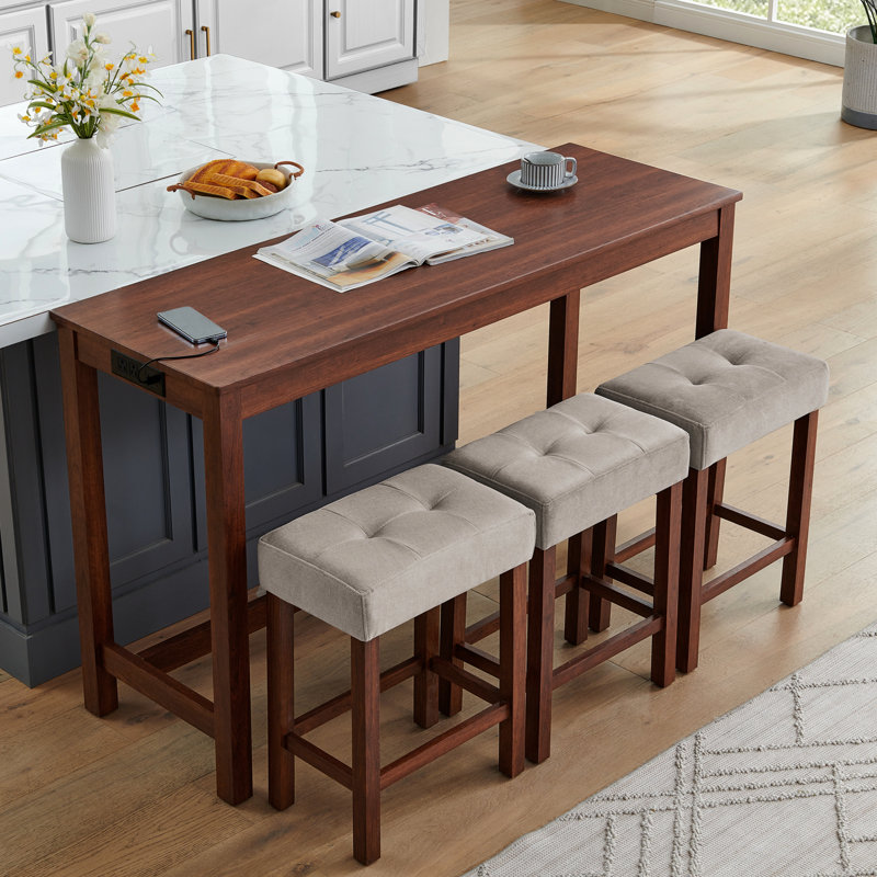 Table de bar et chaise 4 pièces avec ports de charge, table de 59 pouces, 3 tabourets en lin confortables résistants aux éclaboussures, pieds en bois massif, moyeu encastré peu encombrant, tabourets rembourrés, pour chambre industrielle