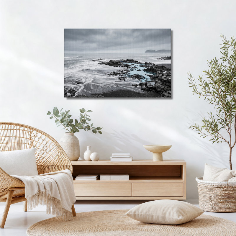 Tableau sur toile représentant un rivage rocheux en noir et blanc avec une eau bleue, H 18 po x l 24 po