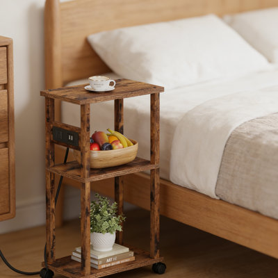 Petite table de chevet étroite avec station de charge et roues, table de bout Skinny, canapé à côté de la table