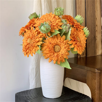 Arrangement de fleurs artificielles - vase élégant jumelé à des fleurs artificielles