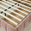 Lit très grand moderne avec revêtement en chenille rose, structure solide et tête de lit avec tiroirs de rangement