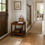 Table de bout carrée en bois massif de 23,62 po avec tablette de rangement, table d'appoint classique au fini noyer pour le salon et la chambre à coucher