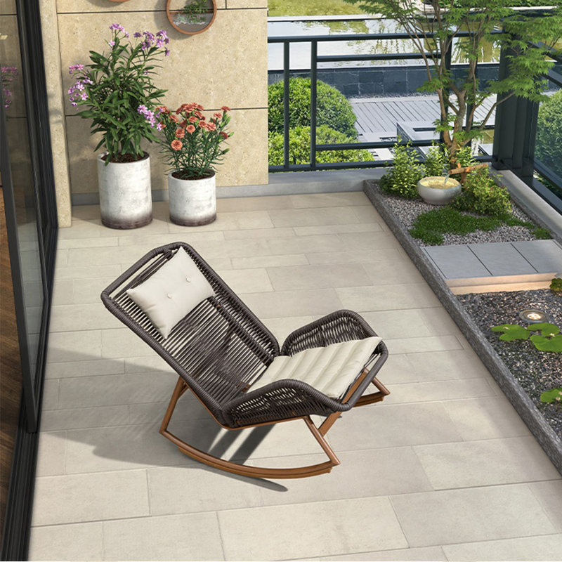 Chaise berçante en métal tissé en rotin