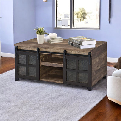 Table basse Elegant Mocha - Chêne rustique et structure noire avec portes de grange coulissantes et verre obscur pour le salon