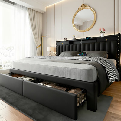 Cadre de lit plateforme Queen size en similicuir noir, avec 4 tiroirs, tête de lit ouverte avec rangement, station de charge USB et Type-C intégrée, sommier non requis, montage facile en 30 minutes.