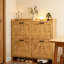 Armoire à chaussures rustique avec porte de grange avec 4 tiroirs rabattables, organisateur de vestibule mince en chêne clair, parfait pour le salon et le couloir-840679361