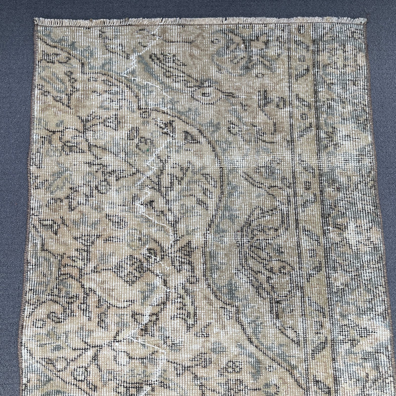 Tapis de style traditionnel 26,8 x 58,3 po en laine beige