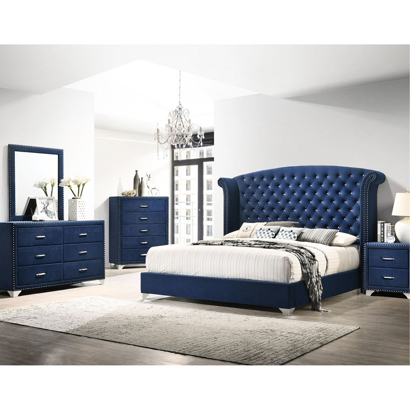 5 chambres de grand lit bleu pacifique avec tête de lit à oreilles, capitonnage, garniture cloutée et caractéristiques d'ambiance
