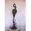 Fontaine en bronze Alasdair Crane sur une branche - taille: L 13 po x l 7 po x H 43 po.