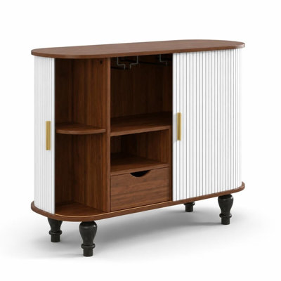 Armoire multifonctionnelle autoportante cannelée pour boissons alcoolisées et café avec 6 casiers à vin, 3 porte-verres, grand tiroir de rangement, 4 compartiments latéraux cachés, pieds en bois de pin massif, conception anti-basculement pour bar à domicile, station de café, salle à manger, salon