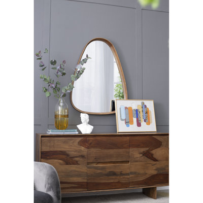 Miroir irrégulier 30 po x 38 po avec cadre en bois, décor de vestibule de salle de bain de salon, bords incurvés minimalistes, 50% bois de pin, 25% miroir,