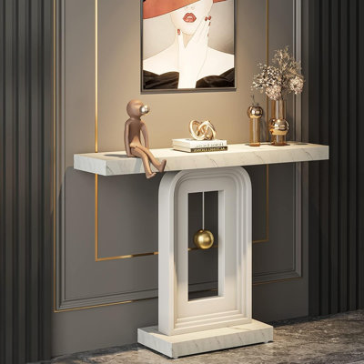 Console moderne en faux marbre avec piètement géométrique pour entrée