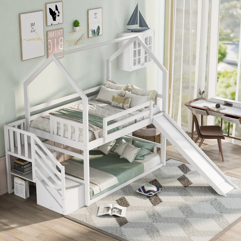 Lit superposé simple au dessus d'un lit simple avec glissière convertible, escalier de rangement