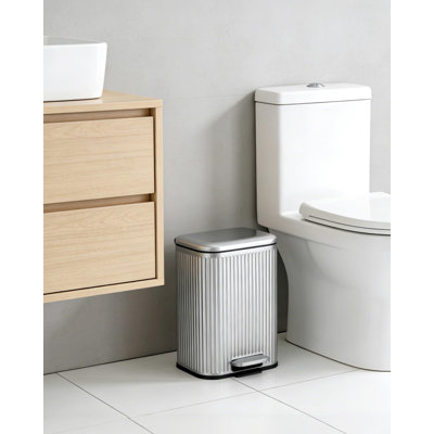 Poubelle avec couvercle à fermeture douce, poubelle de salle de bain rectangulaire avec seau intérieur amovible et conception cannelée, petite poubelle pour salle de bain, bureau, chambre à coucher