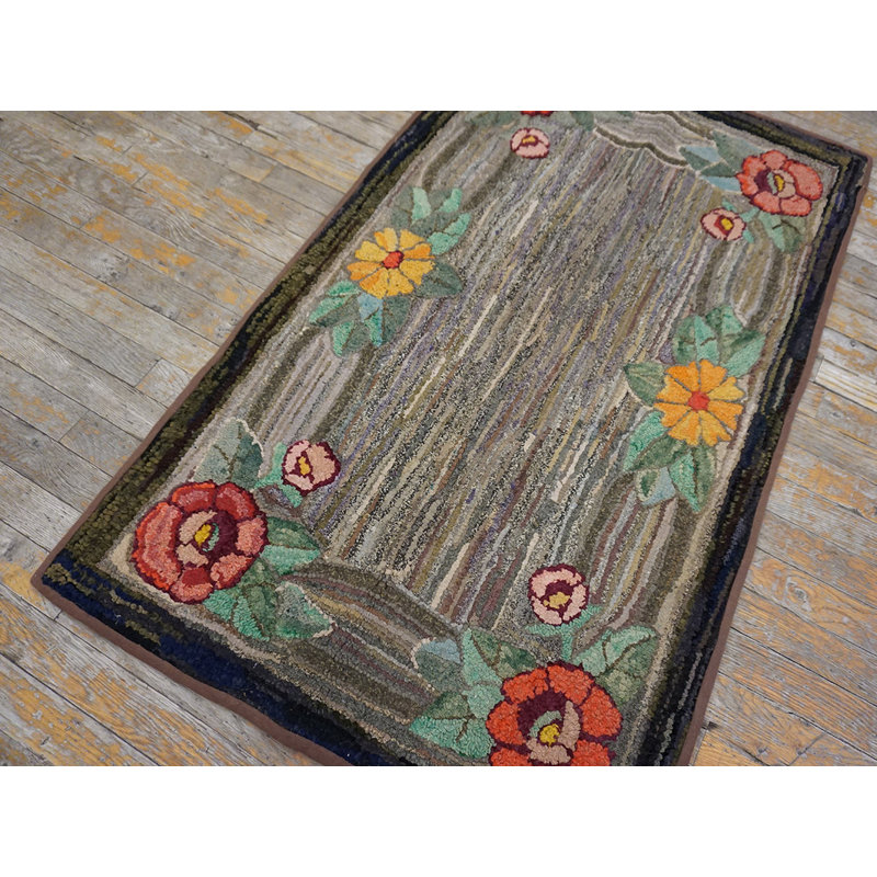 Tapis à motif floral abstrait gris
