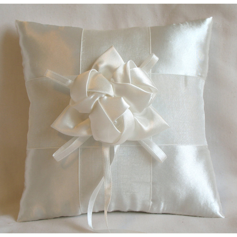 Coussin de support à anneaux à trois roses
